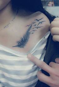 modello di tatuaggio farfalla farfalla spalla di una donna