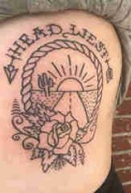 Ragazza tatuaggio minimalista linea lateralmente fiori e immagini di tatuaggi di paesaggio