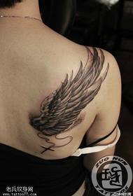 Espectáculo de tatuajes, recomiende el trabajo de tatuaje de las alas de los hombros de una mujer
