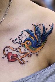 Kvindetatoveringsmønster: Skulderfarve Kærlighed Lille svale tatoveringsmønster
