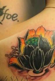 Noies de les espatlles de la noia amb un bon model de tatuatge de lotus