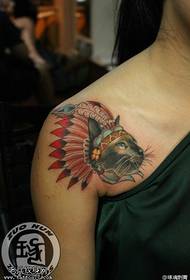 Vrouwelijke schouder kleur kat tattoo patroon