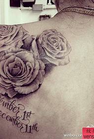 一幅女人肩部玫瑰花字母纹身图案