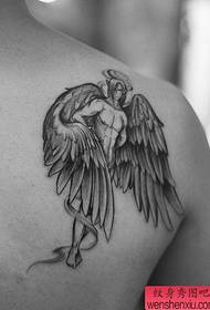 Tattoo ostendit, quia forma operis humero principatus et stigmata