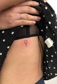 Tatuaż symbol boczna talia dziewczyny minimalistyczny symbol tatuażu obraz