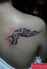Spettaculu di tatuaggi, cunsigliate un mudellu di tatuaggio di l'ala di a spalla di una donna