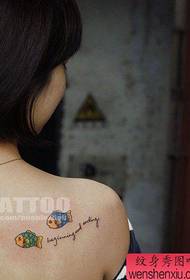 Simpatico motivo a forma di tatuaggio con pesci colorati sul retro