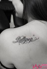 Frisse zwart-witte Engelse schoudertattoo met letters