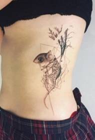 Immagine del tatuaggio del topo geometria della vita laterale della ragazza e foto del tatuaggio del topo