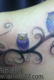 Pola tato bahu burung hantu yang lucu