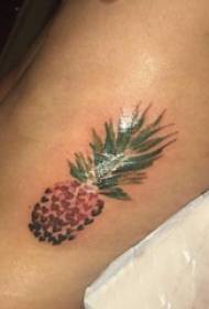 Djemtë në anën e belit pikturuan gradientin e linjës së thjeshtë zemra- figura tatuazhesh me ananas të frutave në formë