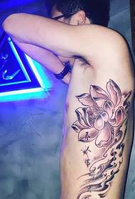 bel disegno del tatuaggio del loto sul lato della vita dell'uomo