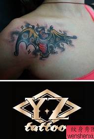 Klasikinis šikšnosparnių tatuiruotės modelis ant merginų pečių