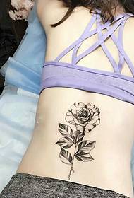 ніжний квітковий візерунок татуювання на спині свіжий і природний