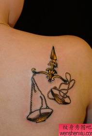 Modello del tatuaggio del sedile dell'equilibrio della spalla