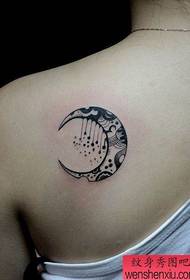 modèle de tatouage de lune d'une épaule de femme