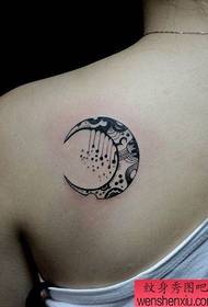 modello di tatuaggio di una luna sulla spalla di una donna