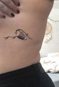 Ilustrasi sisi pinggang tato pinggang sisi gadis pada gambar tato gelombang hitam
