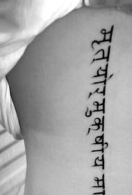 Sanskritski uzorak tetovaže na struku vrlo je lijep