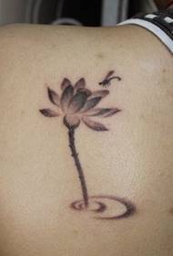 Mfano wa tattoo ya mabega: mtindo maarufu wa bega la kale ya lotus