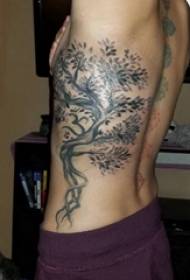 Tattoo van die middellyf vroulike vroulike middellyf op swart tatoeëermerk met groot boom