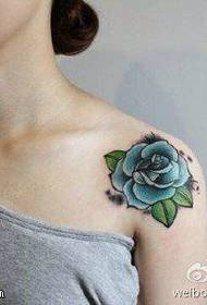 Tetovaže žena na ramenima na ramenu pomoću dijeljenja tetovaža