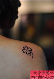 Espectáculo de tatuaxe, recomenda unha tatuaxe de trevo de catro follas de ombreiro