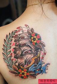 Nő váll vitorlás tetoválás munka