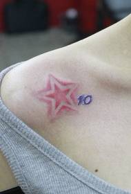 ຮູບແບບ Tattoo ຂອງຜູ້ຍິງ: ບ່າໄຫລ່ແບບພວງມະໄລ Pentagram