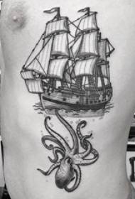 Tetovējuma sānu jostasvietas vīriešu zēnu sānos uz buru laivu un astoņkāju tetovējuma attēli