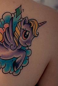 Tatuaje ikuskizuna, gomendatu emakumearen sorbalda koloretako unicornio tatuaje bat