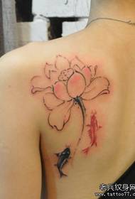 Le spalle delle ragazze sembrano di buona moda con la pittura a inchiostro modello di tatuaggio di calamari di loto