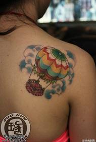 Lavoro colorato del tatuaggio dell'aerostato di aria calda della spalla della donna