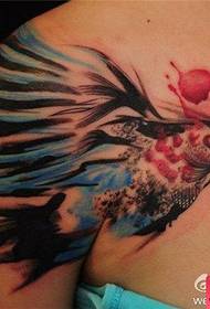 Работа со тетоважи со гулаби на рамо