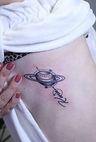 petit tatouage anglais et le motif de tatouage à la taille de la planète