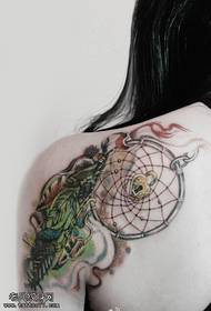 Γυναίκα χτένι όνειρο catcher φτερά εργασία τατουάζ