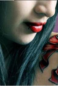 Femeie sexy frumoasă, cu buze roșii, umeri, poze frumoase cu tatuaj cu arc