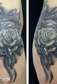 v pase růže tetování vzor
