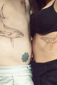 I tattoo yezilwanyana ezincinci isibini esinqeni esinqeni somfanekiso omnyama we-whale