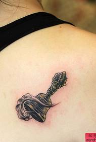 Spettacolo di tatuaggi, consiglia un modello di tatuaggio artefatto posteriore