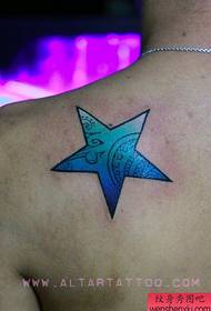 Ramiona chłopca, piękny kolorowy pięcioramienny wzór tatuażu gwiazdy
