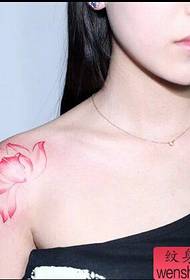 Modello di tatuaggio loto spalla donna