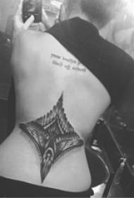 Tatuering på midjan på tjejens midja på svart tribal tatuerad bild