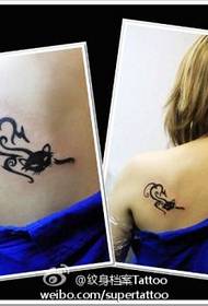 Djevojčica na ramenima izgledaju dobro modni uzorak tetovaža mačaka totem