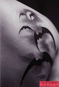 Totemo šikšnosparnio tatuiruotės modelį dalijasi tatuiruočių šou