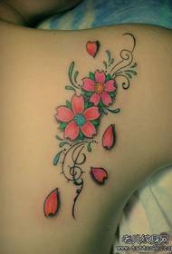 Vakker farge kirsebærblomst tatoveringsmønster for jenter skuldre
