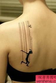 Dedicato ad un apprezzamento molto creativo della fotografia del disegno del tatuaggio del burattino posteriore