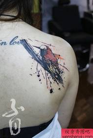 Femaleенски рамења популарна шема на тетоважи на поп птици