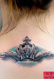 Spectacol de tatuaje, recomandă o femeie model de tatuaj aripii coroanei umărului
