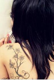 Krásná dívka rameno černé a bílé krásné broskvové tetování vzor